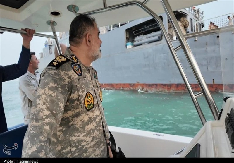 Iran triển khai tàu ngầm cá heo tại eo biển Hormuz và phát thông điệp cảnh báo