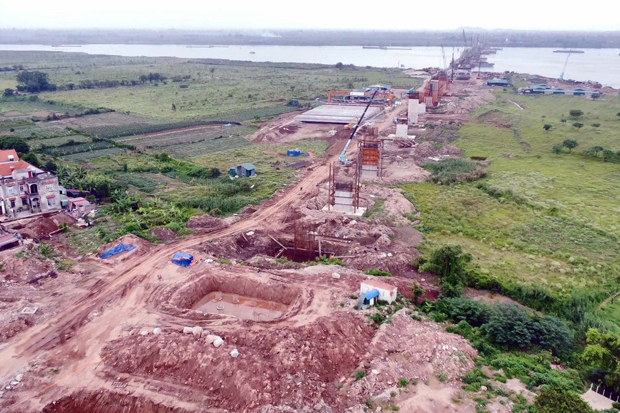 Cầu Hồng Hà 10.000 tỷ đồng vượt tiến độ: Loạt trụ cầu vươn cao trên sông Hồng