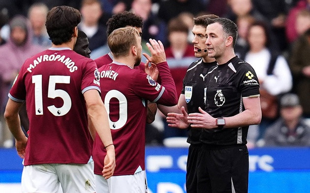 VAR gây tranh cãi phút bù giờ: West Ham cận kề vực thẳm sau trận thua Arsenal