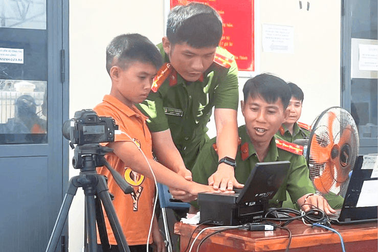 Công an Lâm Đồng tăng tốc cấp căn cước, định danh điện tử cho trẻ em