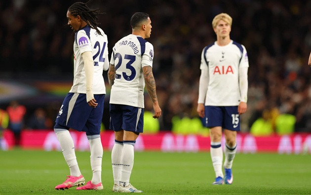 Tottenham hòa Leeds 1-1: Cánh cửa trụ hạng bất ngờ mở rộng cho West Ham