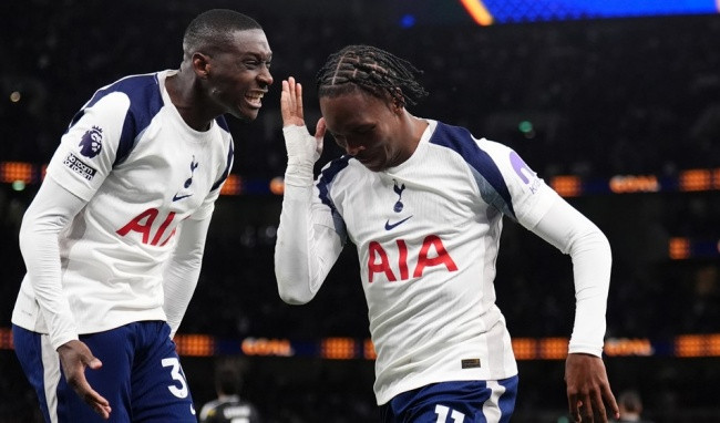 Mathys Tel lập siêu phẩm, Tottenham vẫn chia điểm đầy tiếc nuối trước Leeds