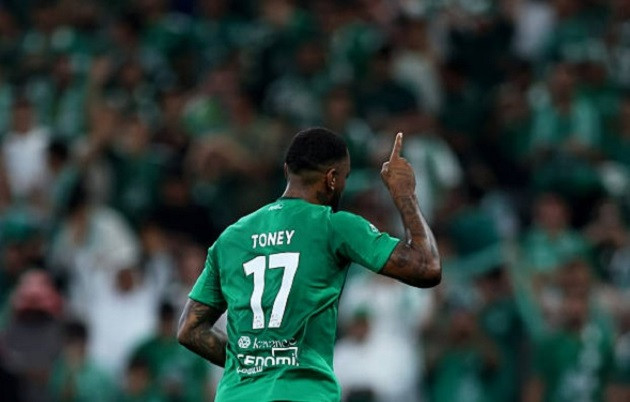 Al Ahli thắng kịch tính 2-1 trước Al Taawoun: Dấu ấn Ivan Toney và Riyad Mahrez