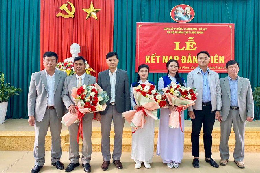 Chú trọng phát triển Đảng trong học sinh