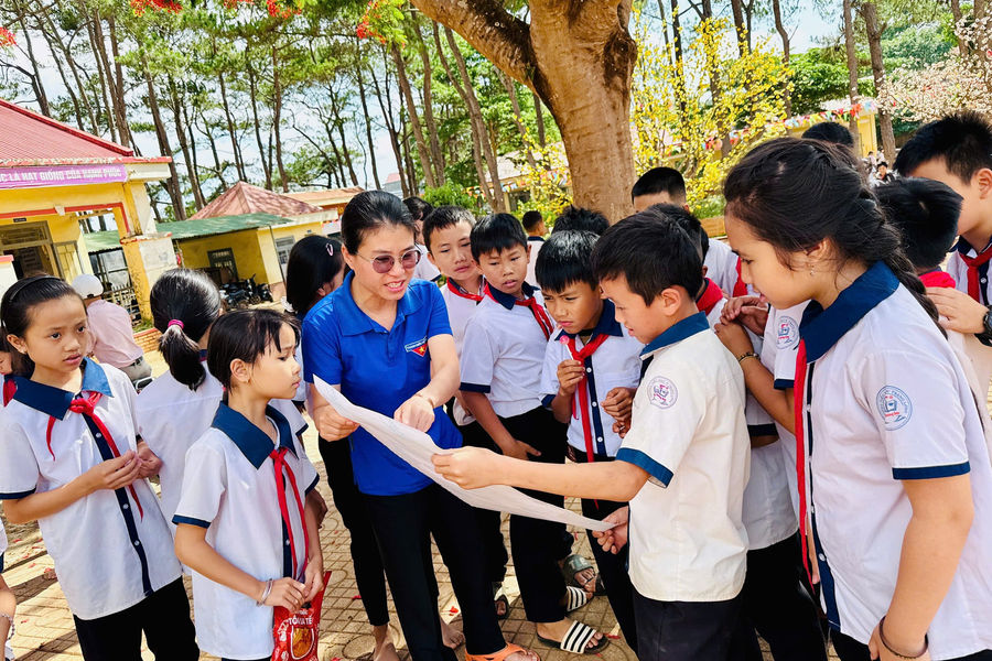 Đến tận buôn làng “tuyển” học sinh DTTS