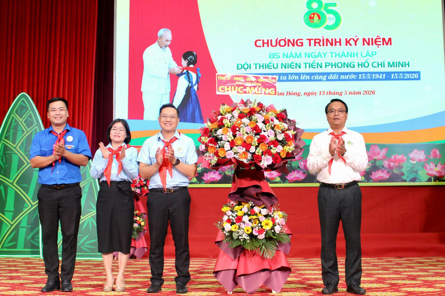 Phó Bí thư Thường trực Tỉnh ủy Đặng Hồng Sỹ dự kỷ niệm 85 năm thành lập Đội TNTP Hồ Chí Minh