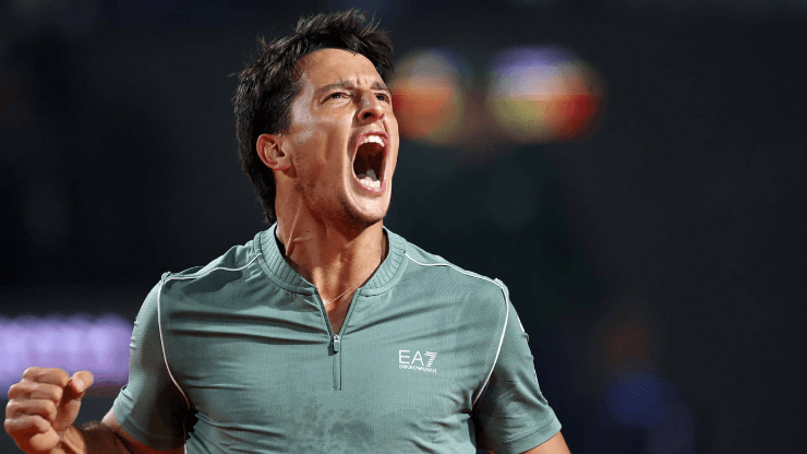 Luciano Darderi vào bán kết Rome Open 2026 sau màn ngược dòng lúc 2 giờ sáng