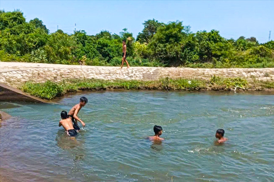 Trẻ nhỏ đối mặt “bẫy nước” quanh nhà