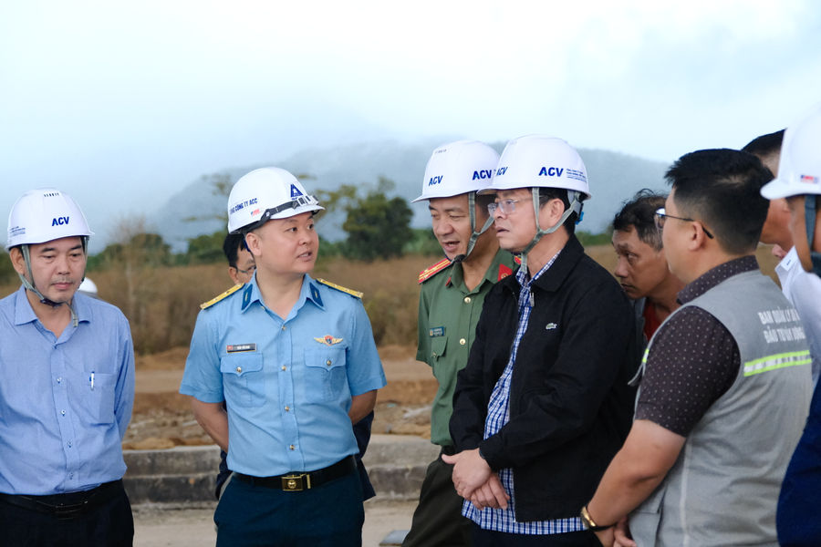 Phó Chủ tịch UBND tỉnh Nguyễn Hồng Hải kiểm tra tiến độ sửa chữa đường băng sân bay Liên Khương