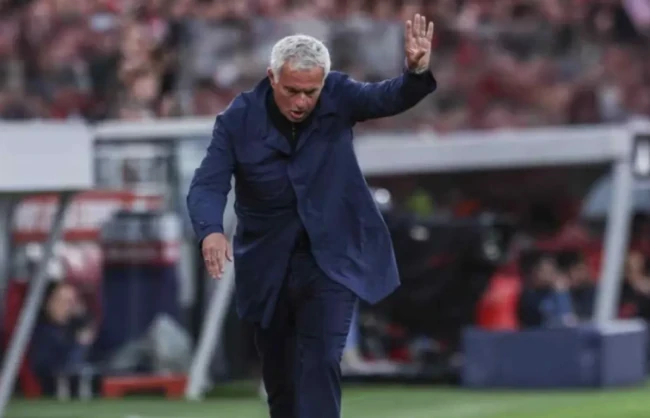 Jose Mourinho tái xuất Real Madrid: Người đặc biệt và sứ mệnh dẹp loạn tại Bernabeu