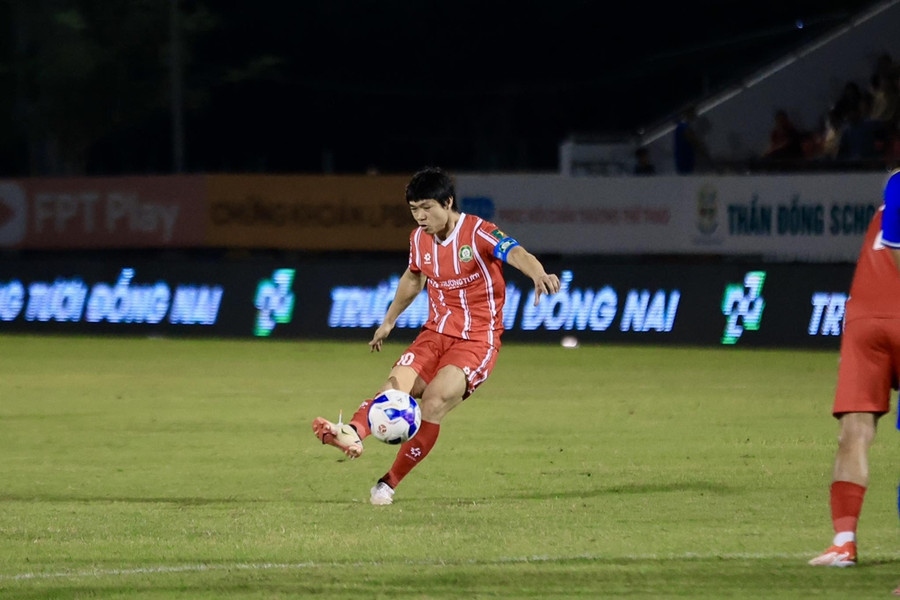 Công Phượng lập siêu phẩm ngày tái xuất, Đồng Nai thắng Đại học Văn Hiến 3-0 để xây chắc ngôi đầu