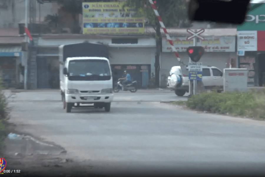 Từ 15/5, tăng mức phạt người điều khiển xe ô tô, mô tô vượt đường ngang qua đường sắt khi chắn đang dịch chuyển; đèn đỏ đã bật sáng