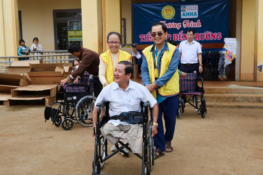 Khám, cấp thuốc miễn phí cho hơn 700 người ở xã biên giới Tuy Đức