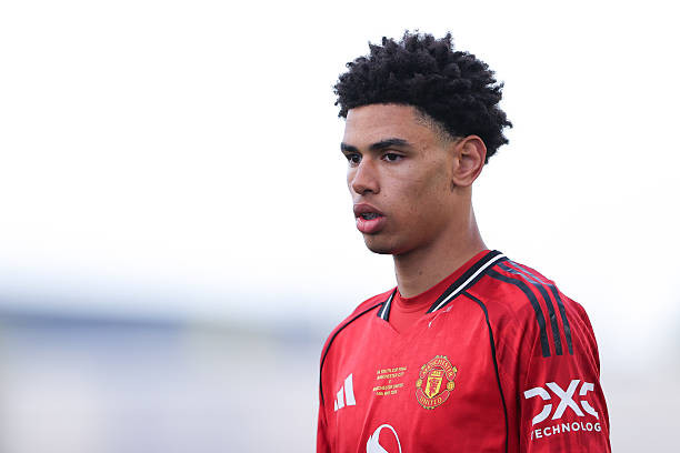 Noah Ajayi: Giải pháp cây nhà lá vườn cho bài toán cánh trái của Man Utd