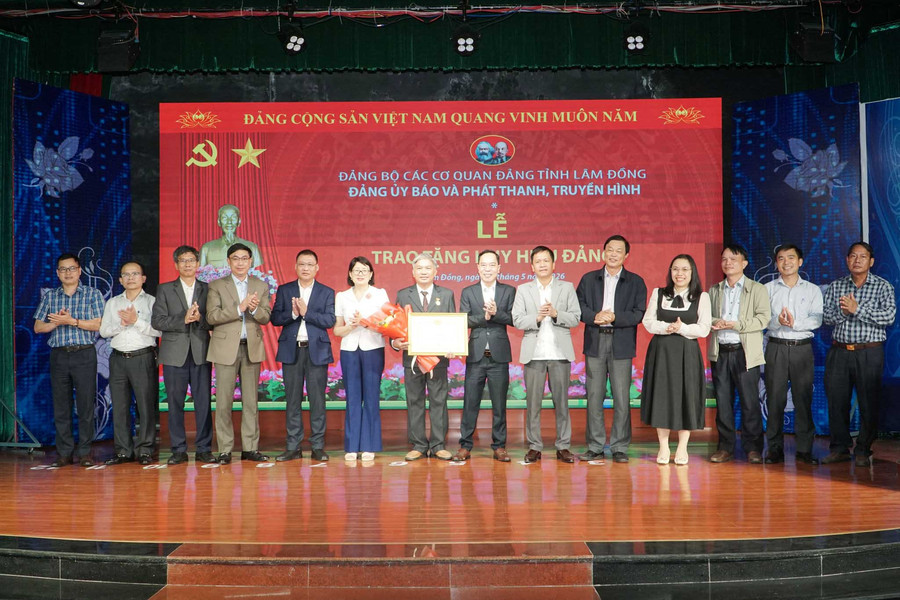 Đảng ủy Báo và PTTH Lâm Đồng trao tặng Huy hiệu 30 năm tuổi Đảng cho đảng viên
