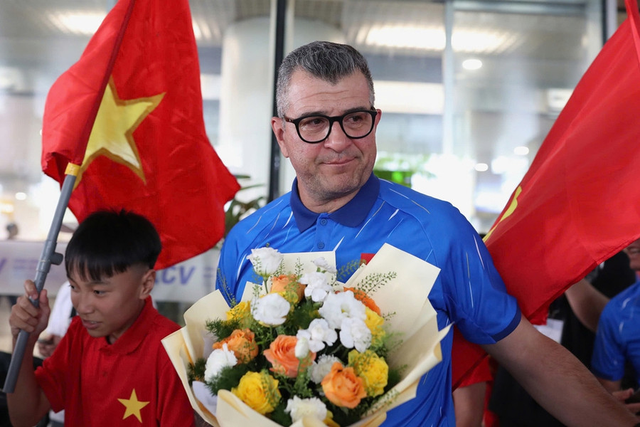 U17 Việt Nam về nước sau kỳ tích World Cup: HLV Roland xúc động rơi lệ