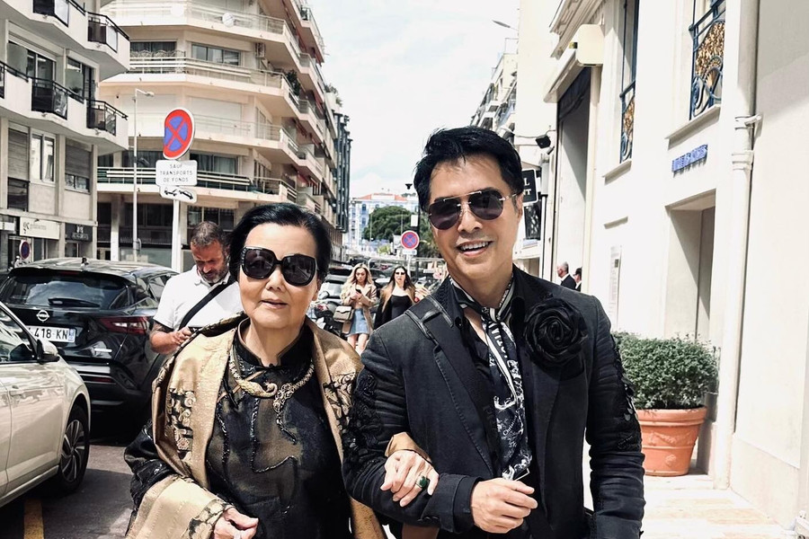 Huyền thoại điện ảnh Kiều Chinh tuổi 89 tỏa sáng cùng áo dài trên thảm đỏ Cannes 2026