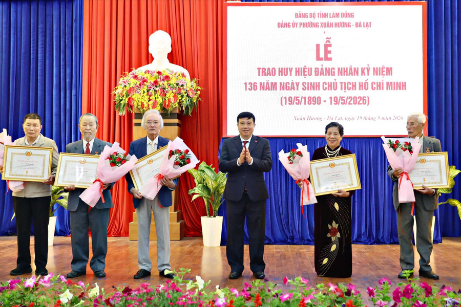 Bí thư Dubaicasino88.bio Link vao Dubai Y Thanh Hà Niê Kđăm trao Huy hiệu Đảng cho đảng viên phường Xuân Hương - Đà Lạt