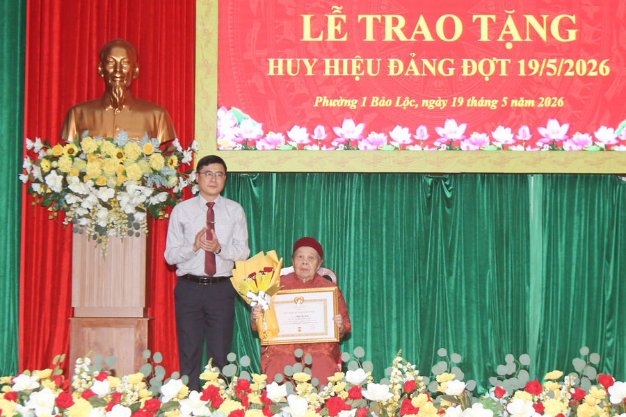 Chánh Văn phòng Tỉnh ủy Lâm Đồng Nguyễn Khắc Bình trao tặng Huy hiệu Đảng tại Phường 1 Bảo Lộc