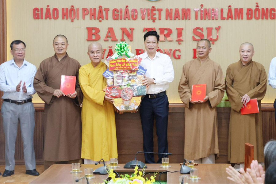 Chủ tịch HĐND tỉnh Lâm Đồng Lưu Văn Trung chúc mừng Đại lễ Phật đản
