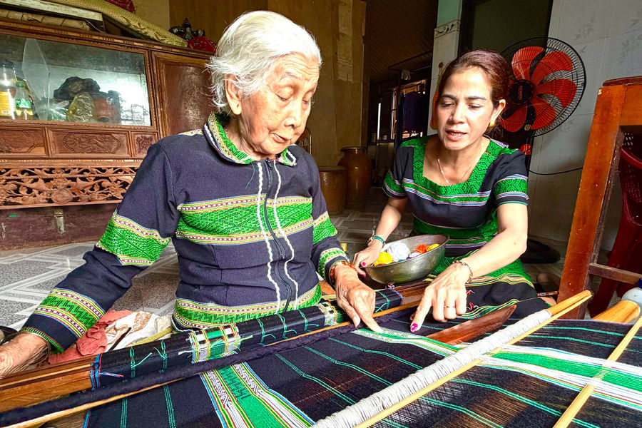 Nghệ nhân H’Jang bền bỉ bên khung cửi, giữ sắc màu văn hóa M’nông