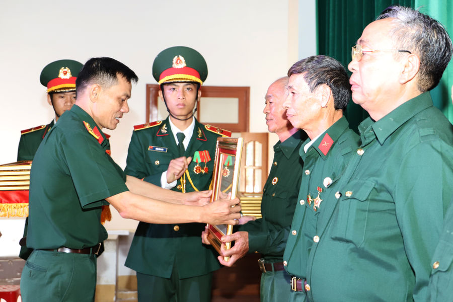 Trao tặng huân chương, huy chương cho hơn 80 cán bộ, chiến sĩ Link vao Dubai