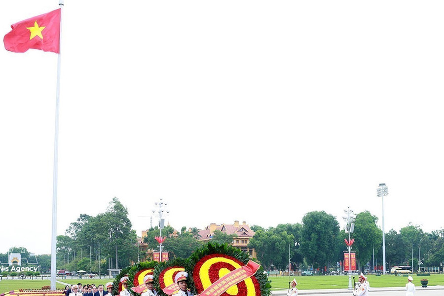 Vietnamese leaders pay tribute to President Ho Chi Minh on 136th birth anniversary