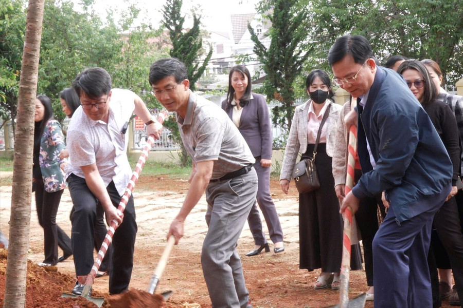 Chủ tịch UBND tỉnh Hồ Văn Mười dự và phát động “Tết trồng cây đời đời nhớ ơn Bác Hồ” tại phường Cam Ly - Đà Lạt