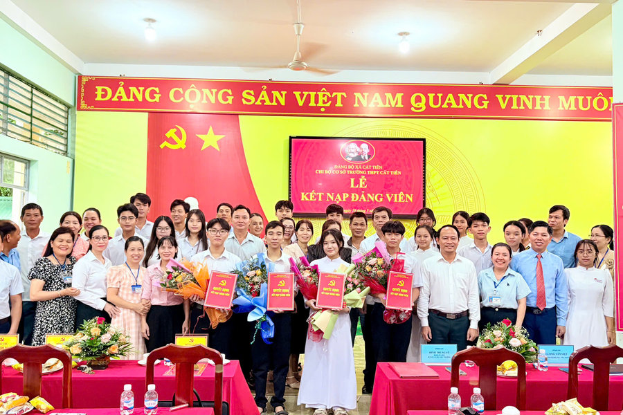 Cát Tiên kết nạp Đảng cho 4 học sinh ưu tú