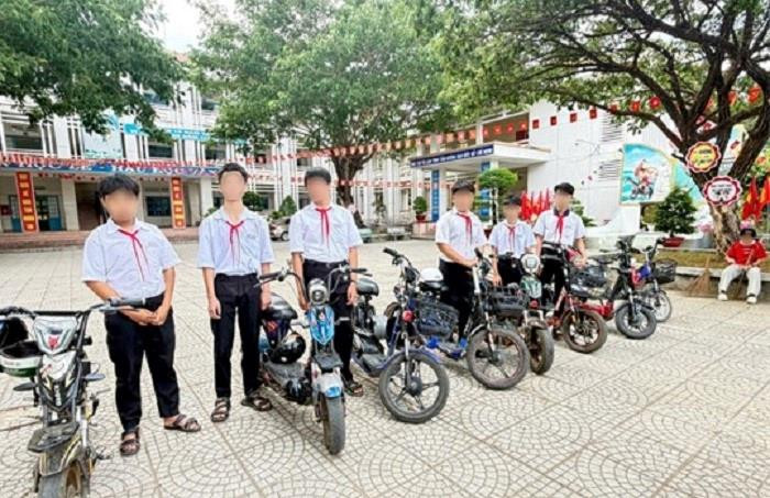 Công an xã Trà Tân ngăn xe điện "độ chế" vào học đường