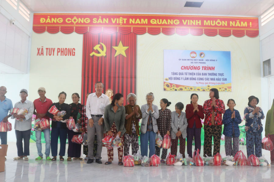 Tặng 200 phần quà cho hộ nghèo ở Tuy Phong