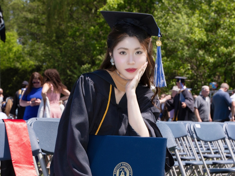 Hoa hậu Nguyễn Thanh Thảo tốt nghiệp loại xuất sắc tại đại học danh tiếng của Mỹ