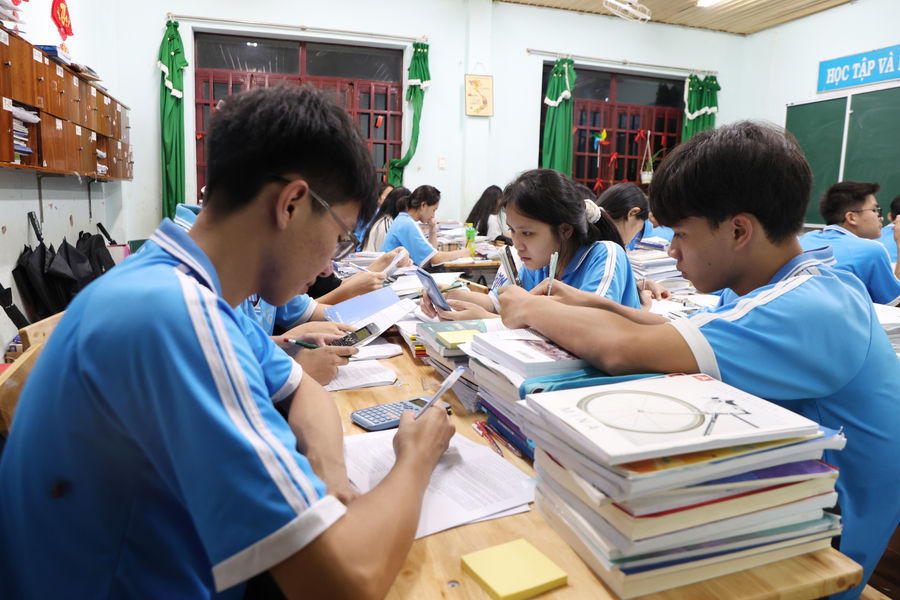 Học sinh dân tộc nội trú Lâm Đồng dồn sức cho kỳ thi tốt nghiệp
