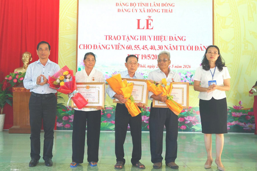 Trưởng Ban Tuyên giáo và Dân vận Tỉnh ủy Lâm Đồng Võ Thanh Bình trao Huy hiệu Đảng ở xã Hồng Thái
