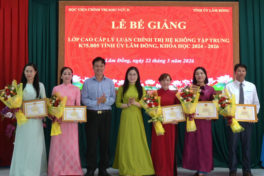 51 học viên hoàn thành Lớp Cao cấp lý luận chính trị K75.B05 tại Lâm Đồng