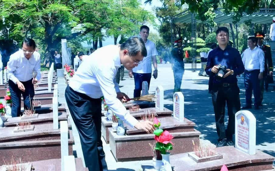 [Ảnh] Thủ tướng Lê Minh Hưng dâng hương tại Nghĩa trang Liệt sĩ Quốc gia Trường Sơn và Khu di tích quốc gia đặc biệt Thành cổ Quảng Trị