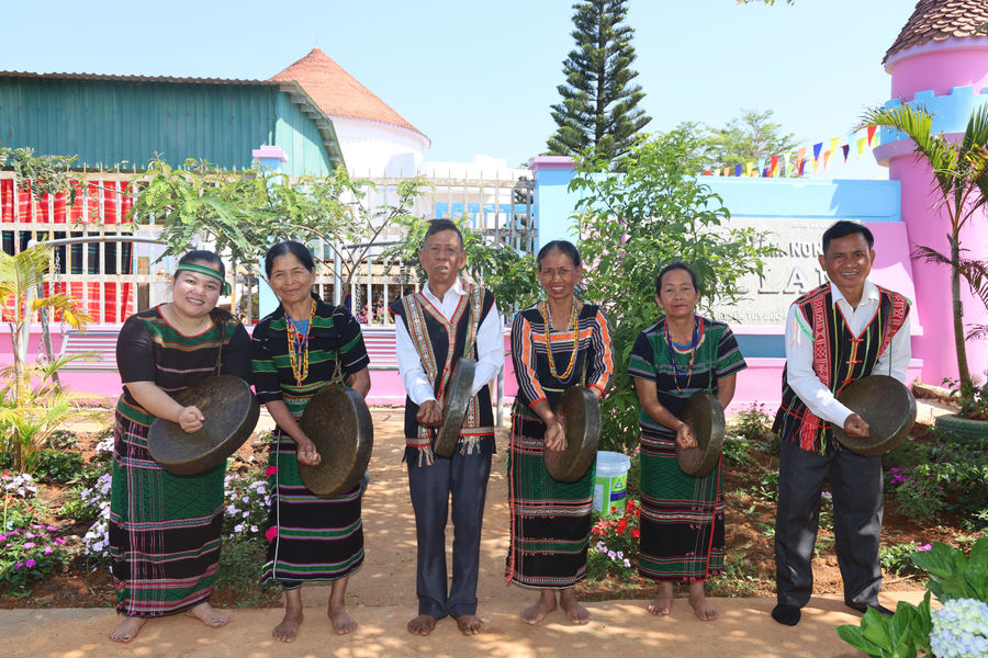 Vợ chồng già giữ nhịp chiêng nơi bon Bu Sop