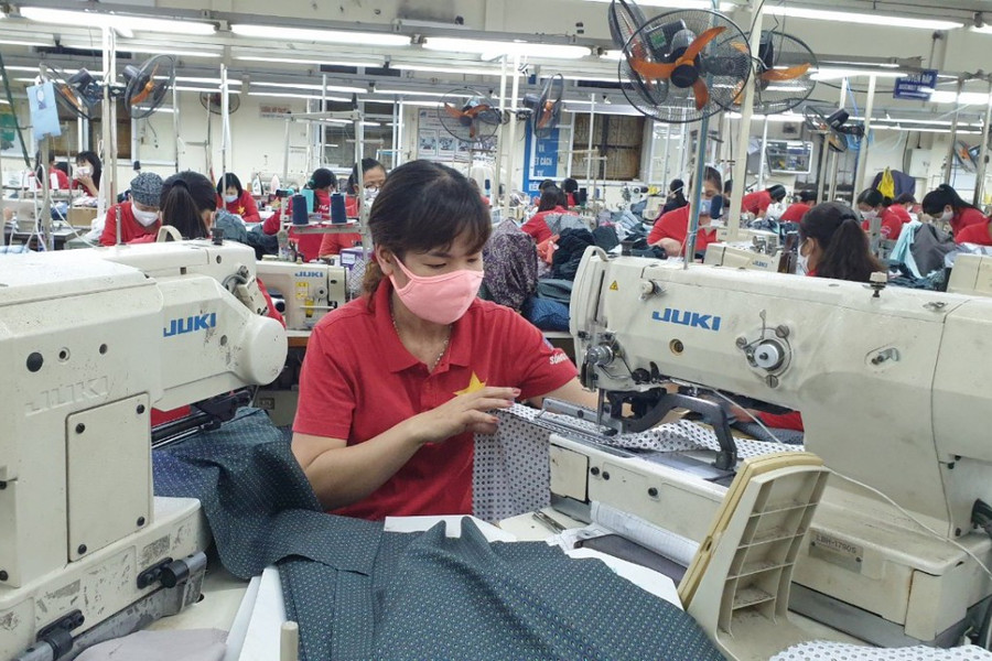 Lao động nữ nuôi con dưới 12 tháng tuổi có được về sớm?