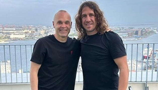 Andres Iniesta cùng dàn huyền thoại La Liga chuẩn bị đại chiến danh thủ Việt Nam