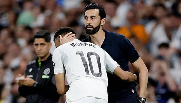 Alvaro Arbeloa rời Real Madrid: Chiến thắng 4-2 và sự im lặng đầy bí ẩn tại Bernabeu