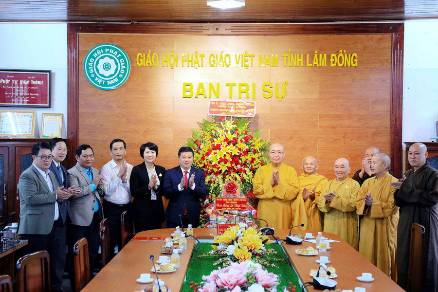 Bí thư Tỉnh ủy Lâm Đồng Y Thanh Hà Niê Kđăm thăm, chúc mừng Đại lễ Phật đản năm 2026