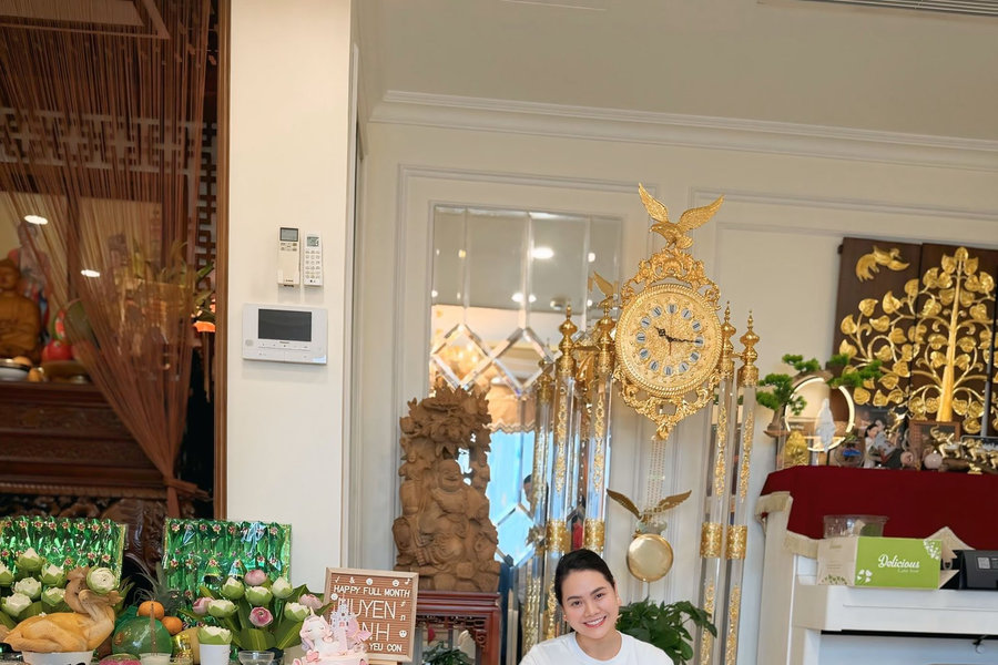 Đại úy, ca sĩ Lương Nguyệt Anh đón hai con đầu lòng ở tuổi 36