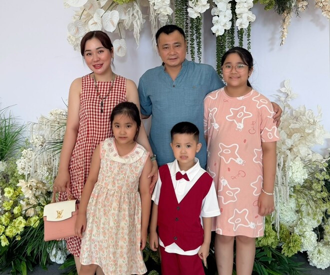 Con trai út NSND Tự Long gây chú ý với ngoại hình giống hệt bố và năng khiếu nghệ thuật