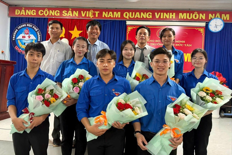 Gieo “hạt giống đỏ” dưới mái trường THPT