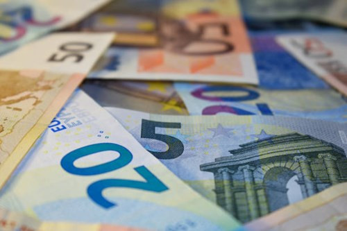 Tỷ giá Euro ngày 26/5: Ngân hàng đồng loạt điều chỉnh giảm, thị trường tự do đi ngược xu hướng