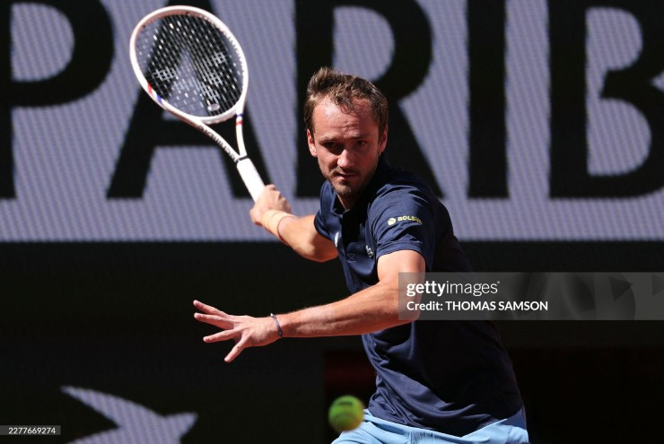 Medvedev thoát hiểm ngoạn mục sau màn rượt đuổi tỉ số tại Roland Garros