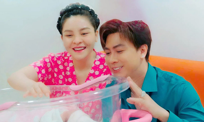Hồ Việt Trung và Saka Trương Tuyền đón con gái tại TP.HCM