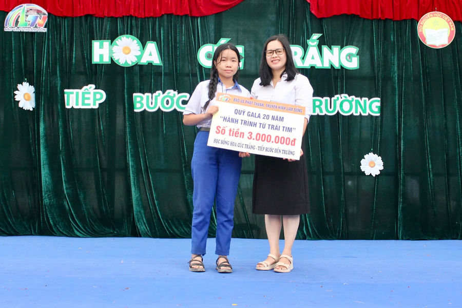 Hơn 61 triệu đồng tiếp sức nữ sinh mồ côi trước ngưỡng cửa đại học