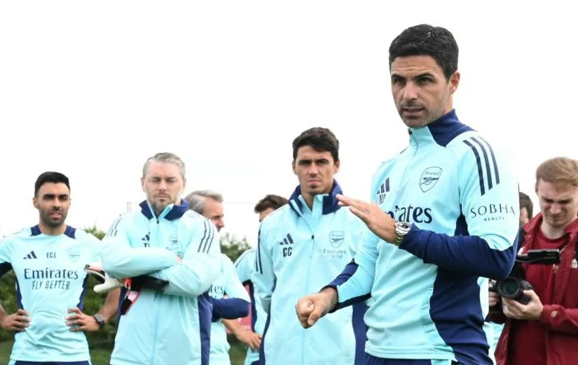 Carlos Cuesta: Từ cánh tay phải của Mikel Arteta đến chiến lược gia trẻ nhất Serie A sau gần một thế kỷ