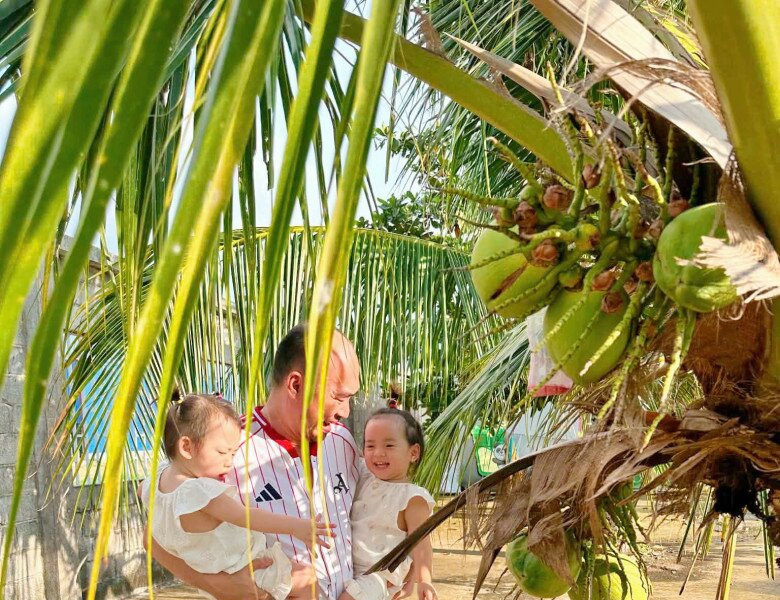 Tiến Luật đưa cặp song sinh Jolie và Jency về thăm vườn tại quê Thu Trang
